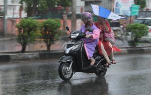 Commuters caught in rain in Jaipur. Heavy rain lashed Rajasthan’s eastern districts in 24 hours, Met Department said Monday.(HT Photo) Commuters caught in rain in Jaipur. Heavy rain lashed Rajasthan’s eastern districts in 24 hours, Met Department said Monday.(HT Photo)