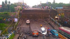 A portion of the Majerhat bridge in south Kolkata collapses on September 4.(HT Photo) A portion of the Majerhat bridge in south Kolkata collapses on September 4.(HT Photo)