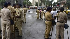 The woman posed as a policewoman and contacted another woman, claiming that an offence of kidnapping and theft was registered against the latter at the Kalyan police station.(HT Photo/Representative image) The woman posed as a policewoman and contacted another woman, claiming that an offence of kidnapping and theft was registered against the latter at the Kalyan police station.(HT Photo/Representative image)