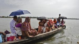 Flood affected people who had taken refuge in relief camps return to their houses in Kuttanad, Alappuzha in Kerala, India, on August 27, 2018. More than 400 people died and 800,000 were displaced by the worst monsoon flooding in a century in the southern state.(AP) Flood affected people who had taken refuge in relief camps return to their houses in Kuttanad, Alappuzha in Kerala, India, on August 27, 2018. More than 400 people died and 800,000 were displaced by the worst monsoon flooding in a century in the southern state.(AP)