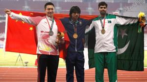Neeraj Chopra of India on the podium with silver medalist Qizhen Liu of China (L) and bronze medallist Arshad Nadeem of Pakistan.(REUTERS) Neeraj Chopra of India on the podium with silver medalist Qizhen Liu of China (L) and bronze medallist Arshad Nadeem of Pakistan.(REUTERS)