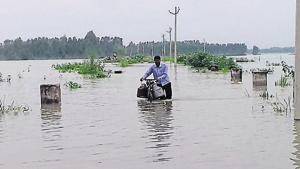 Gushing waters brought down 40 houses and wiped out 30 odd connecting routes in Unnao on Tuesday, September 4, 2018.(HT Photo) Gushing waters brought down 40 houses and wiped out 30 odd connecting routes in Unnao on Tuesday, September 4, 2018.(HT Photo)
