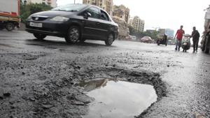 Potholes on the eastern express highway road near Jupiter Hospital continue to be a source of trouble for commuters.(HT Photo) Potholes on the eastern express highway road near Jupiter Hospital continue to be a source of trouble for commuters.(HT Photo)