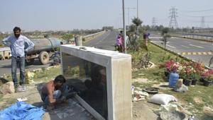 The elevated road is the longest single pillar road in the country and will be inaugurated by UP chief minister Yogi Adityanath on March 30, in Ghaziabad.(HT File Photo) The elevated road is the longest single pillar road in the country and will be inaugurated by UP chief minister Yogi Adityanath on March 30, in Ghaziabad.(HT File Photo)