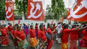 Workers and farmers of various unions raise slogans during 'Mazdoor Kisan Sangharsh Rally' at Parliament Street, in New Delhi on Wednesday.(PTI) Workers and farmers of various unions raise slogans during 'Mazdoor Kisan Sangharsh Rally' at Parliament Street, in New Delhi on Wednesday.(PTI)