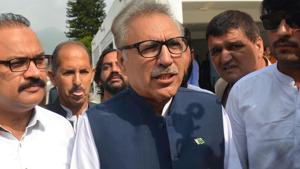 Pakistan Tehreek-e-Insaf candidate Arif Alvi defeated Pakistan Peoples Party candidate Aitzaz Ahsan and the Pakistan Muslim League-N nominee Maulana Fazl ur Rehman in a three-way contest to become the 13th president.(AFP) Pakistan Tehreek-e-Insaf candidate Arif Alvi defeated Pakistan Peoples Party candidate Aitzaz Ahsan and the Pakistan Muslim League-N nominee Maulana Fazl ur Rehman in a three-way contest to become the 13th president.(AFP)
