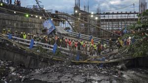 A part of the 50-year-old Majerhat bridge’s central section caved in on Tuesday, killing two people and injuring 19.(PTI) A part of the 50-year-old Majerhat bridge’s central section caved in on Tuesday, killing two people and injuring 19.(PTI)