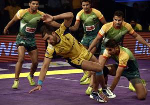 The Telugu Titans battle the Patna Pirates in a PKL match in Mumbai, in 2016. Industrialist Anand Mahindra is part owner of Mashal Sports, the company that came up with the idea of the Pro Kabaddi League. The sixth edition of the league starts on October 5.(HT File Photo) The Telugu Titans battle the Patna Pirates in a PKL match in Mumbai, in 2016. Industrialist Anand Mahindra is part owner of Mashal Sports, the company that came up with the idea of the Pro Kabaddi League. The sixth edition of the league starts on October 5.(HT File Photo)