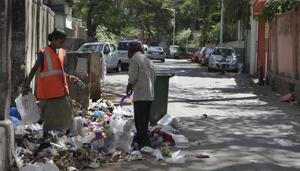 Garbage lies scattered outside garbage bins in Dadar, Mumbai. (Kalpak Pathak / HT Photo) Garbage lies scattered outside garbage bins in Dadar, Mumbai. (Kalpak Pathak / HT Photo)