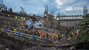 Disaster management personnel carry out rescue and relief works at the site of Majerhat Bridge collapse, in Kolkata on Wednesday.(PTI) Disaster management personnel carry out rescue and relief works at the site of Majerhat Bridge collapse, in Kolkata on Wednesday.(PTI)