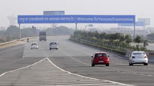 Yeida said the Yamuna Expressway sorely needs a crash barrier on the central verge. (Burhaan Kinu / HT File) Yeida said the Yamuna Expressway sorely needs a crash barrier on the central verge. (Burhaan Kinu / HT File)