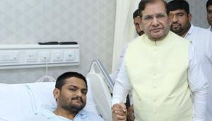 Patidar leader Hardik Patel with Loktantrik Janata Dal leader Sharad Yadav at a hospital in Ahmedabad on September 8.(Twitter/Hardik Patel) Patidar leader Hardik Patel with Loktantrik Janata Dal leader Sharad Yadav at a hospital in Ahmedabad on September 8.(Twitter/Hardik Patel)