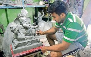 An idol maker in Kumbharwada in Kalyan makes a Ganesh idol. This year, the demand for eco-friendly idols has surged.(Rishikesh Choudhary/HT)