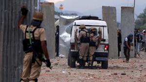 Protesters throw stones at police during clashes in Kashmir.(Reuters) Protesters throw stones at police during clashes in Kashmir.(Reuters)