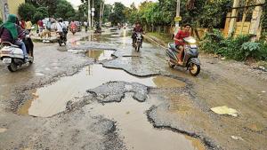 The stretch between Sector 10 and Hero Honda Chowk, near the entry gate of Sector 10A, has been rendered virtually impossible for commuters to navigate.(Parveen Kumar/HT Photo) The stretch between Sector 10 and Hero Honda Chowk, near the entry gate of Sector 10A, has been rendered virtually impossible for commuters to navigate.(Parveen Kumar/HT Photo)