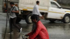 Commuters caught in the rain at Hero Honda Chowk in Gurugram. (Parveen Kumar/HT Photo) Commuters caught in the rain at Hero Honda Chowk in Gurugram. (Parveen Kumar/HT Photo)