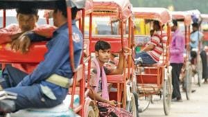 Experts estimate that the number of cycle rickshaws, which were earlier around 10,000, are now below 1,000.(HT Photo) Experts estimate that the number of cycle rickshaws, which were earlier around 10,000, are now below 1,000.(HT Photo)