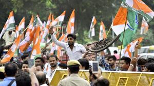 Members of Indian Youth Congress during Bharat Bandh protest called by opposition parties against the rising fuel prices, at Delhi Gate, in New Delhi, on September 10, 2018.(Amal KS/HT Photo) Members of Indian Youth Congress during Bharat Bandh protest called by opposition parties against the rising fuel prices, at Delhi Gate, in New Delhi, on September 10, 2018.(Amal KS/HT Photo)