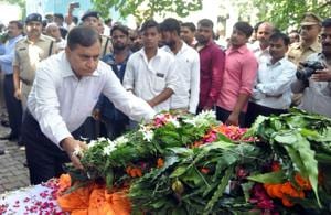 UP director general of police OP Singh paying homage to late IPS officer Surendra Das in Lucknow.(HT Photo) UP director general of police OP Singh paying homage to late IPS officer Surendra Das in Lucknow.(HT Photo)