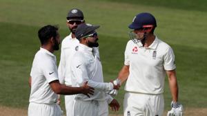 Indian players shake hands with Alastair Cook at the end of his innings at the Oval.(REUTERS) Indian players shake hands with Alastair Cook at the end of his innings at the Oval.(REUTERS)