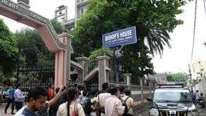 Media persons gather around vehicle in front of Bishop's house to cover the Kerala state police investigation in relation to bishop Franco Mulakkal alleged sexual assault to a nun, in Jalandhar on August 13.(AFP File Photo)