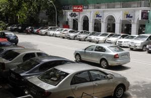 The mobile app will allow users to book spots in parking lots, such as this one in Kala Ghoda, in advance for up to one hour(HT File)