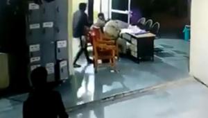 The footage shows the man, armed with a spade, moving quietly down a corridor and hitting the policemen on their head from behind.(ANI/Twitter) The footage shows the man, armed with a spade, moving quietly down a corridor and hitting the policemen on their head from behind.(ANI/Twitter)