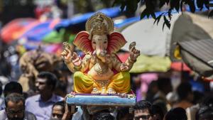 Devotees carry a Ganesha idol of from a studio to their place of worship for the Ganesha Chaturthi festival at Dadar in Mumbai, Wednesday, September 12, 2018.(Kunal Patil/HT Photo)