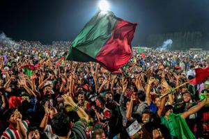Mohun Bagan supporters celebrate after the team defeated Calcutta Customs by 2-0 to lift the Calcutta Football League trophy.(PTI) Mohun Bagan supporters celebrate after the team defeated Calcutta Customs by 2-0 to lift the Calcutta Football League trophy.(PTI)