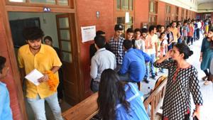 Polling took place at 52 centres in the Delhi University colleges where 1.35 lakh voters cast their votes.(Sushil Kumar/HT PHOTO) Polling took place at 52 centres in the Delhi University colleges where 1.35 lakh voters cast their votes.(Sushil Kumar/HT PHOTO)