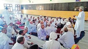 All India Jat Aarakshan Sangharsh Samiti leader Rambhagat Malik addressing a meeting in Hansi on Thursday.(HT Photo) All India Jat Aarakshan Sangharsh Samiti leader Rambhagat Malik addressing a meeting in Hansi on Thursday.(HT Photo)