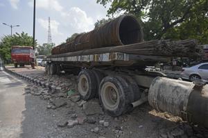 Police said the truck driver fled the accident spot, leaving the truck behind.(Sanchit Khanna/HT Photo) Police said the truck driver fled the accident spot, leaving the truck behind.(Sanchit Khanna/HT Photo)