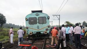 Railway employees inspect the tracks near Kasara on Friday.(HT PHOTO) Railway employees inspect the tracks near Kasara on Friday.(HT PHOTO)