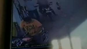 A young man’s motorcycle caught fire when he started it after filling up his petrol tank in Tamil Nadu’s Tirunelveli.(ANI/Video screenshot) A young man’s motorcycle caught fire when he started it after filling up his petrol tank in Tamil Nadu’s Tirunelveli.(ANI/Video screenshot)