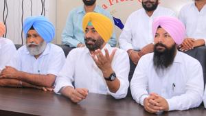 AAP MLA Sukhpal Singh Khaira, Pirmal Singh Khalsa and Nazar Singh Manshahia at Bathinda on Saturday.(Sanjeev Kumar/HT) AAP MLA Sukhpal Singh Khaira, Pirmal Singh Khalsa and Nazar Singh Manshahia at Bathinda on Saturday.(Sanjeev Kumar/HT)