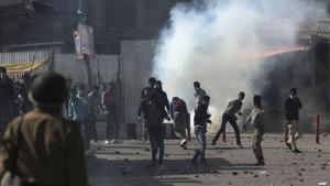 Protesters throwing stones at policemen during a protest in Srinagar.(Waseem Andrabi/HT Photo) Protesters throwing stones at policemen during a protest in Srinagar.(Waseem Andrabi/HT Photo)