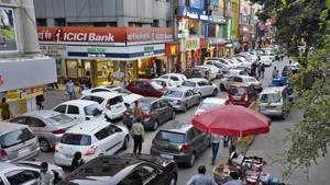 Those buying vehicles between Rs 20 lakh and Rs 40 lakh will need to pay Rs 60,000 as vehicle registration charges and those buying vehicles costing above Rs 40 lakh will need to pay Rs 75,000. Currently, the south corporation charges Rs 4,000 as one-time parking charges for all vehicles above Rs 4 lakh.(HT File Photo) Those buying vehicles between Rs 20 lakh and Rs 40 lakh will need to pay Rs 60,000 as vehicle registration charges and those buying vehicles costing above Rs 40 lakh will need to pay Rs 75,000. Currently, the south corporation charges Rs 4,000 as one-time parking charges for all vehicles above Rs 4 lakh.(HT File Photo)