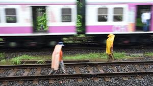 The engine failure of Hyderabad-Mumbai Express took place on the Ambernath-Badlapur line around 12:00 noon, and was rectified by 1:15 pm.(AFP FILE PHOTO) The engine failure of Hyderabad-Mumbai Express took place on the Ambernath-Badlapur line around 12:00 noon, and was rectified by 1:15 pm.(AFP FILE PHOTO)