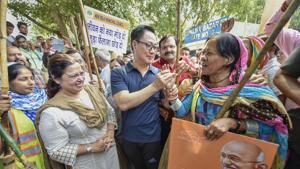 MoS Home Kiren Rijiju with BJP MP Meenakashi Lekhi during 'Swachhta Hi Sewa' campaign in New Delhi, Saturday, Sept 15, 2018.(PTI) MoS Home Kiren Rijiju with BJP MP Meenakashi Lekhi during 'Swachhta Hi Sewa' campaign in New Delhi, Saturday, Sept 15, 2018.(PTI)