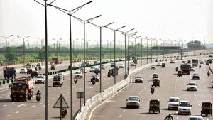 While roads like Salimgarh bypass (left) are lined with trees, shrubs and grass, the widened NH-24 (right) is concretised and looks a bleak grey in comparison.(HT Photo) While roads like Salimgarh bypass (left) are lined with trees, shrubs and grass, the widened NH-24 (right) is concretised and looks a bleak grey in comparison.(HT Photo)