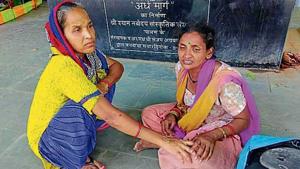 Anil’s wife Rani (R) at the Manglapuri crematorium.(HT Photo) Anil’s wife Rani (R) at the Manglapuri crematorium.(HT Photo)
