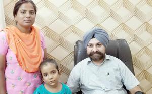 Dr Daljeet Singh with child Gurjot and her mother after successfully removing a clump of hair from Gurjot’s small intestine in Ludhiana.(HT PHOTO) Dr Daljeet Singh with child Gurjot and her mother after successfully removing a clump of hair from Gurjot’s small intestine in Ludhiana.(HT PHOTO)