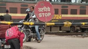 Kundan Pathak was manning gate number 19 between Narela and Rathdhana, when the three armed men demanded that the level crossing gate be opened.(HT File/Representative image) Kundan Pathak was manning gate number 19 between Narela and Rathdhana, when the three armed men demanded that the level crossing gate be opened.(HT File/Representative image)