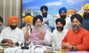 SGPC President Gobind Singh Longowal (3R) along with DSGMC president Manjit Singh GK (R) addressing a press conference at Amritsar.(Sameer Sehgal/HT) SGPC President Gobind Singh Longowal (3R) along with DSGMC president Manjit Singh GK (R) addressing a press conference at Amritsar.(Sameer Sehgal/HT)