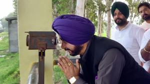 Punjab minister Navjot Singh Sidhu looks through a binocular in Gurdaspur district in Punjab at Gurdwara Kartarpur Sahib in Pakistan on August 25, 2018.(PTI) Punjab minister Navjot Singh Sidhu looks through a binocular in Gurdaspur district in Punjab at Gurdwara Kartarpur Sahib in Pakistan on August 25, 2018.(PTI)