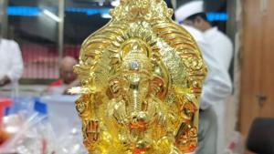 The gold Ganesh idol was left by an unknown devotee at Mumbai’s Lalbaugcha Raja mandal.(HT Photo) The gold Ganesh idol was left by an unknown devotee at Mumbai’s Lalbaugcha Raja mandal.(HT Photo)