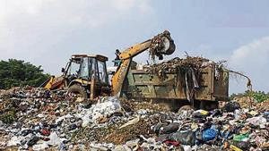 Udyog Vihar factory owners say Ecogreen’s garbage collection site on Delhi-Gurugram border remains choked.(Yogendra Kumar/HT PHOTO) Udyog Vihar factory owners say Ecogreen’s garbage collection site on Delhi-Gurugram border remains choked.(Yogendra Kumar/HT PHOTO)