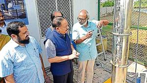 Union minister Harsh Vardhan after inaugurating the plant at Sun Dial Park, Sarai Kale Khan, on Tuesday.(Sanchit Khanna/HT PHOTO) Union minister Harsh Vardhan after inaugurating the plant at Sun Dial Park, Sarai Kale Khan, on Tuesday.(Sanchit Khanna/HT PHOTO)