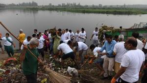 Residents of east Delhi along with BJP workers clean the Yamuna river as a part of Swachh Bharat Abhiyan.(HT Photo) Residents of east Delhi along with BJP workers clean the Yamuna river as a part of Swachh Bharat Abhiyan.(HT Photo)
