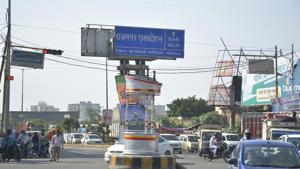The Vasundhara intersection diverts traffic towards Anand Vihar, Vasundhara, Mohan Nagar and Kadkad Model.(Sakib Ali /HT FILE) The Vasundhara intersection diverts traffic towards Anand Vihar, Vasundhara, Mohan Nagar and Kadkad Model.(Sakib Ali /HT FILE)